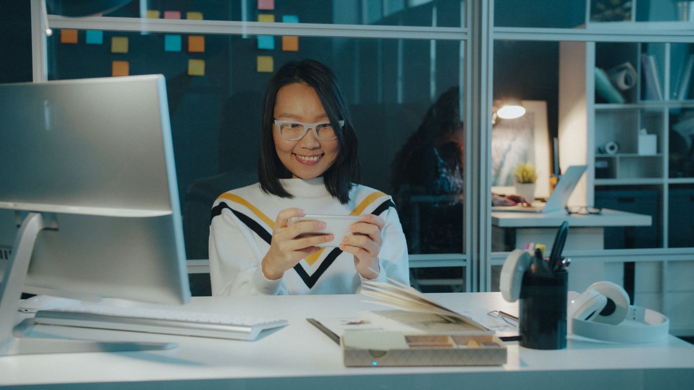 Nhân viên dùng HR App trên điện thoại để xin nghỉ phép và xem bảng lương, nâng cao trải nghiệm nhân viên