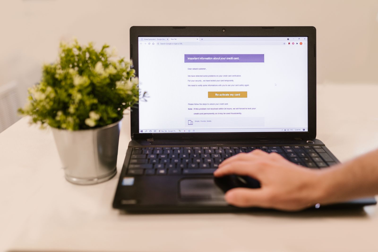 Marketing Automation: khách hàng nhận email chăm sóc tự động trên laptop