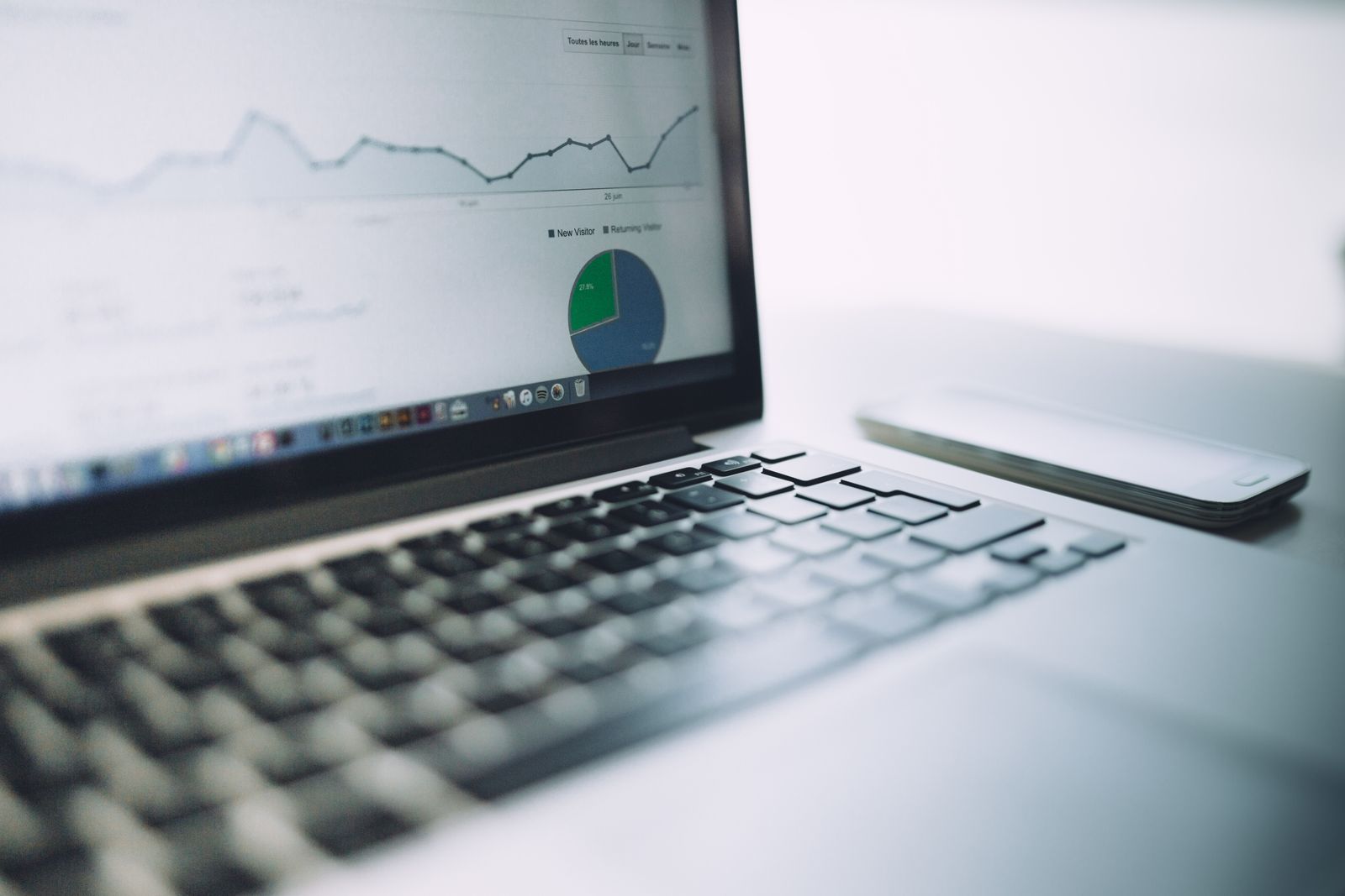 First-Party Data: dashboard phân tích dữ liệu khách hàng bên thứ nhất trên laptop