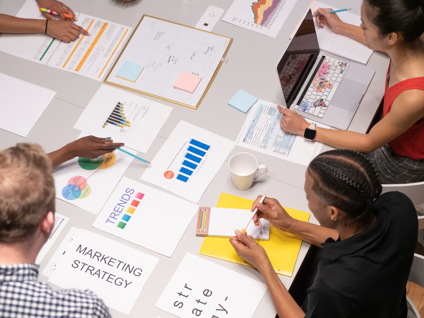 Đội ngũ marketing phân tích dữ liệu khách hàng bên thứ nhất để xây dựng chiến lược