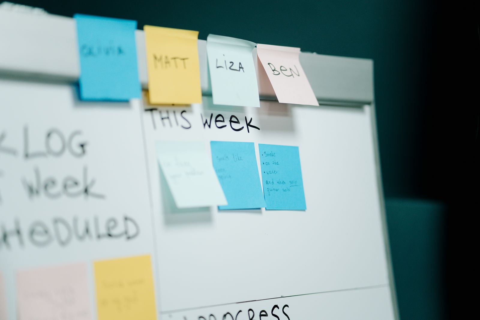 Bảng kế hoạch dán đầy giấy note minh họa scope creep trong dự án phần mềm