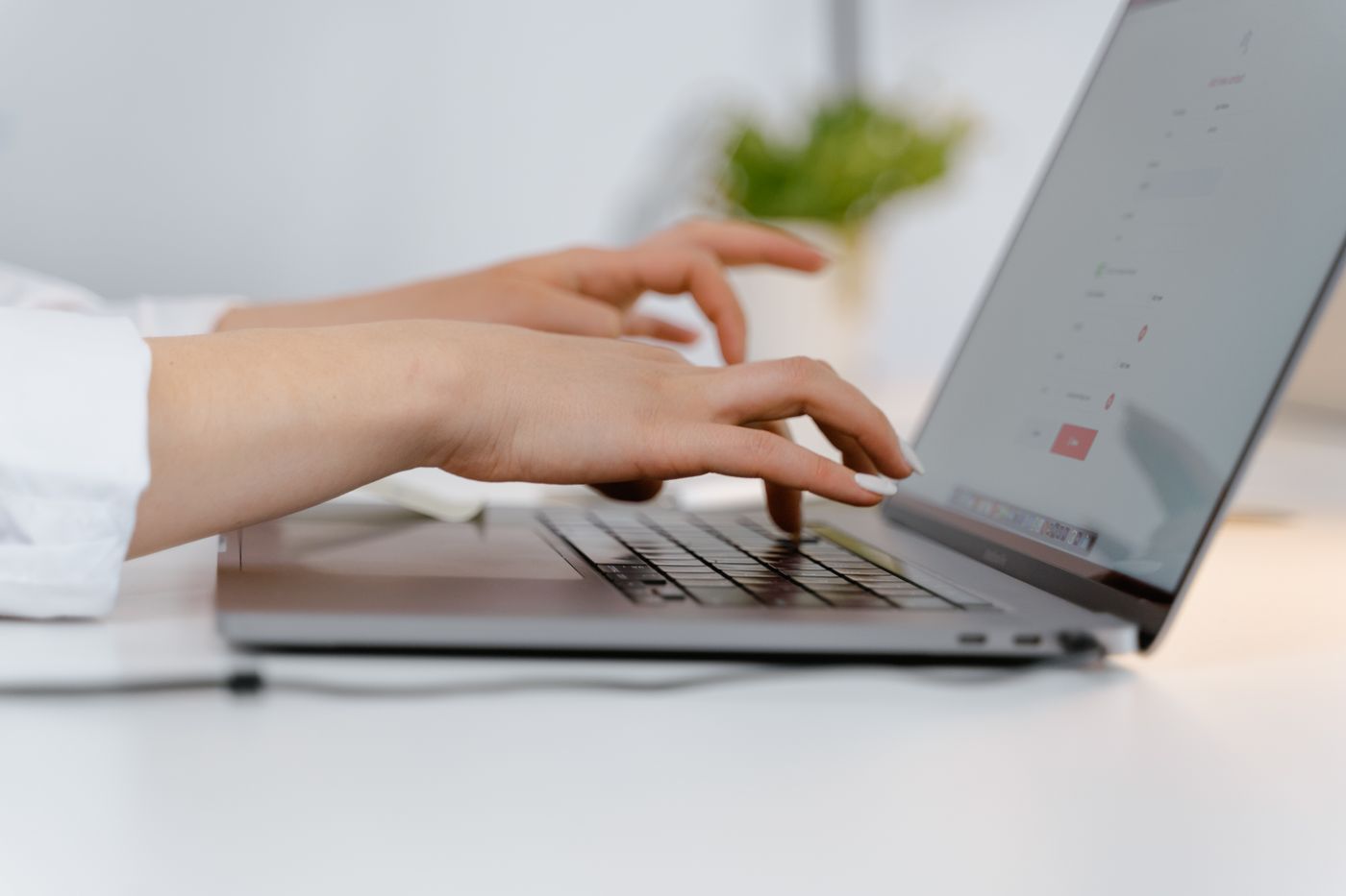 Nhân viên tự dựng ứng dụng nội bộ bằng nền tảng low-code no-code trên laptop