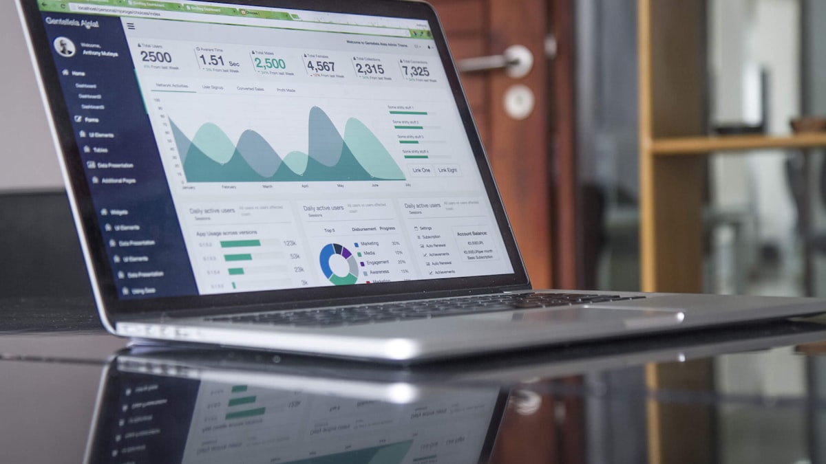 Bảng số liệu và biểu đồ phân tích website trên màn hình laptop